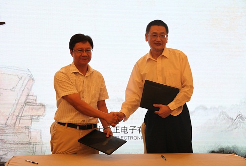 爱游戏网页版爱游戏网页版爱游戏网页版首页_爱游戏aiyouxi(中国)_爱游戏aiyouxi(中国)
总裁杨斌（左）、国家开放大学出版传媒集团总编辑、中央广播电视大学出版社总编辑任岩（右）代表双方签约.jpg