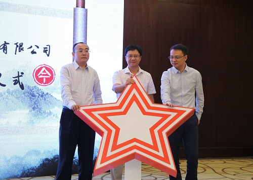 爱游戏网页版爱游戏网页版爱游戏网页版首页_爱游戏aiyouxi(中国)_爱游戏aiyouxi(中国)
总裁杨斌（中）、华为中国区企业BG广电媒资业务部副部长张宏中（右一）、爱游戏网页版爱游戏网页版爱游戏网页版首页_爱游戏aiyouxi(中国)_爱游戏aiyouxi(中国)
数字出版与教育业务部总经理刘长明（左一）共同发布融合云出版解决方案.jpg